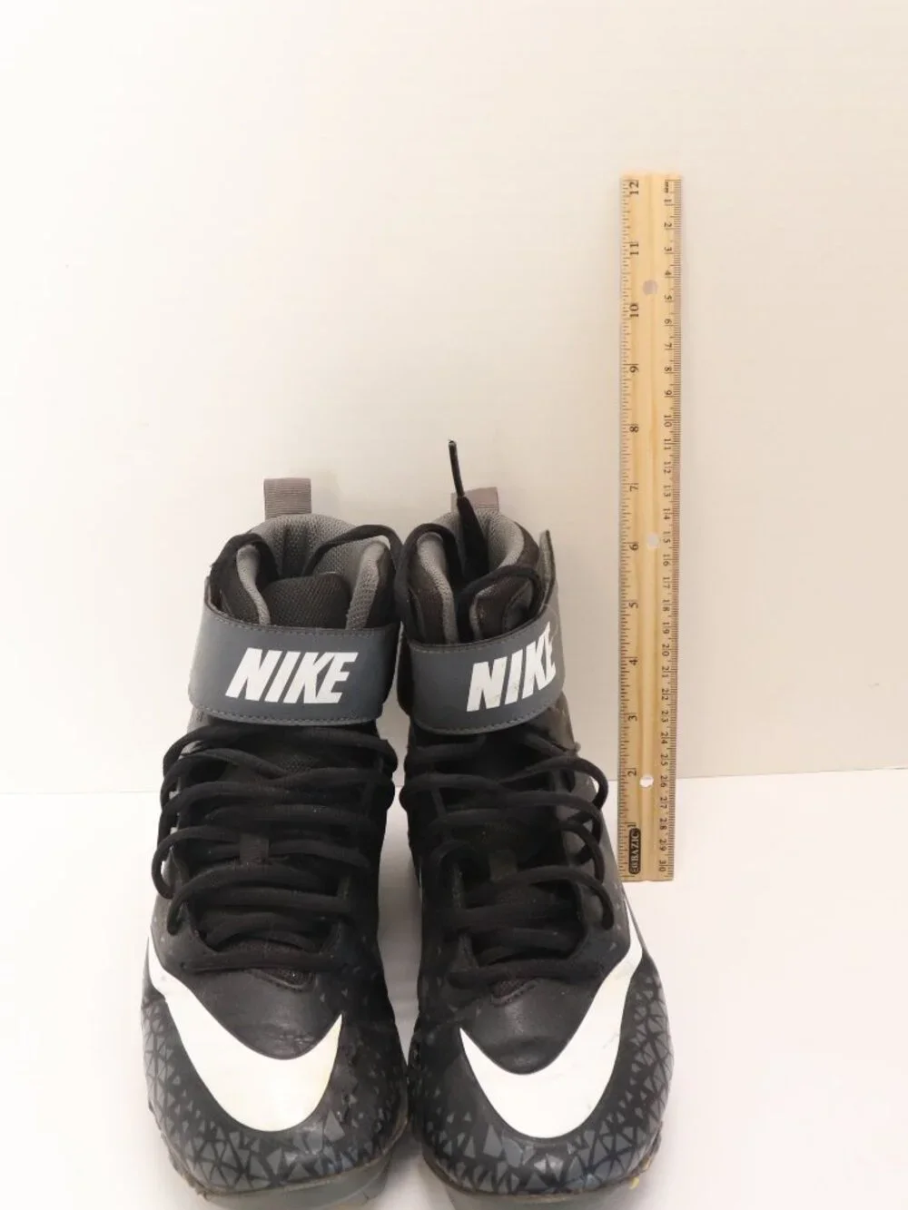 Nike Men's Football Boots Black and White Size 8 S/N 880 109 002
